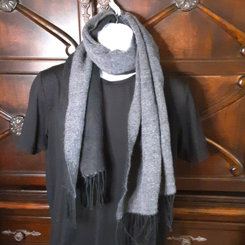 Men's Gray and Black scarf.
